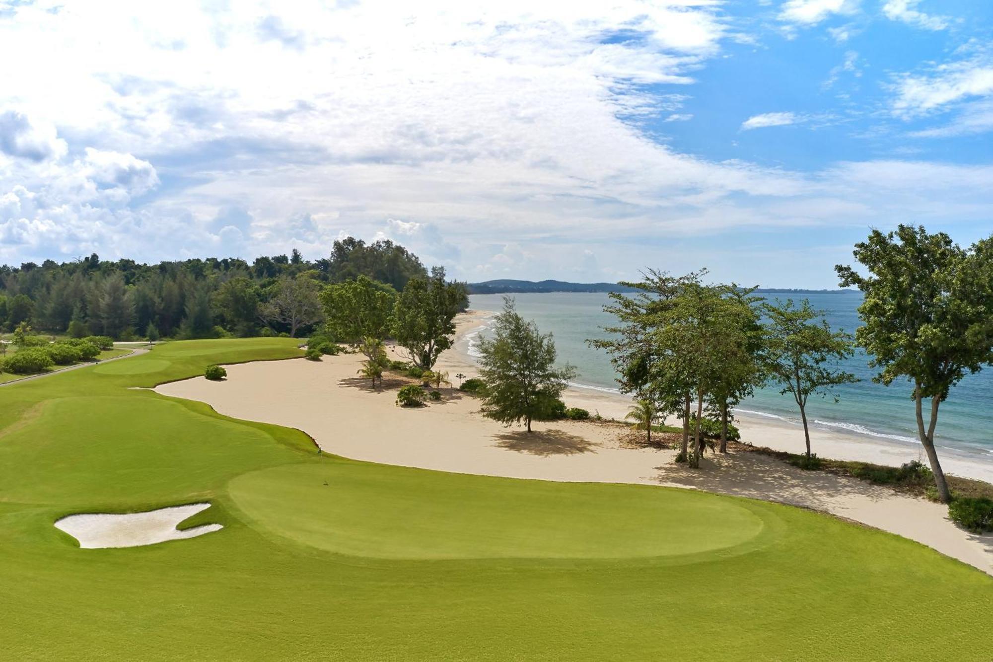 威斯汀迪沙鲁海岸度假村 外观 照片 The 18th green at the Straits Course